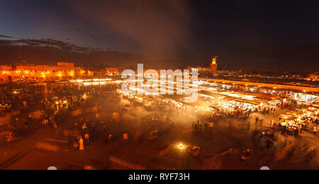 Nuit à MARRAKECH minaret illuminé montrant tour et marché en plein air de la ville Banque D'Images