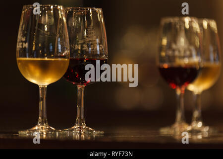 Close up d'un vol de verres à vin avec des vins différents mis en place pour une dégustation de vin de Porto au Portugal dans la cave Banque D'Images