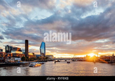 Coucher de soleil depuis le pont de Southwark à Londres montrant la Tamise, le Tate Modern Museum sur South Bank, Millennium Bridge et Blackfriars Bridge Banque D'Images