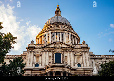 Détail de la façade et le dôme de la Cathédrale St Paul, au centre de Londres, UK Banque D'Images