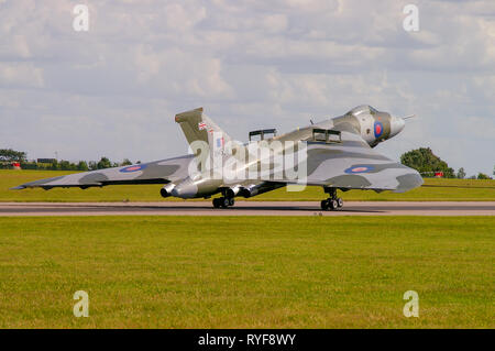 Avion à réaction Avro Vulcan B2 XH558 atterrissant à la RAF Waddington. Démobilisé ex-bombardier nucléaire de la Royal Air Force de la RAF de la guerre froide. Propriété privée, restaurée Banque D'Images