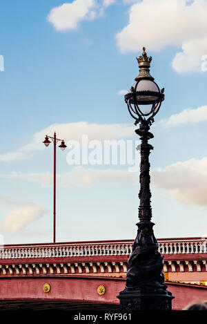 Vintage lampadaires sur fond de ciel bleu et nuages blancs Banque D'Images