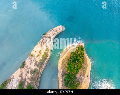 Drone récente photo aérienne de l'océan méditerranéen donnant sur le canal d'amour à Corfou, Grèce Banque D'Images