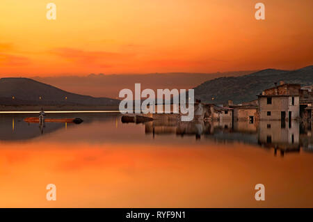 Coucher de soleil sur le village de 'sunken' Sfendyli au lac artificiel de Aposelemis, Municipalité de Hersonissos, Héraklion, Crète, Grèce Banque D'Images