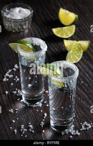 Partie de tequila, encadrée avec une pointe de sel avec lime slice dans de grands verres Banque D'Images