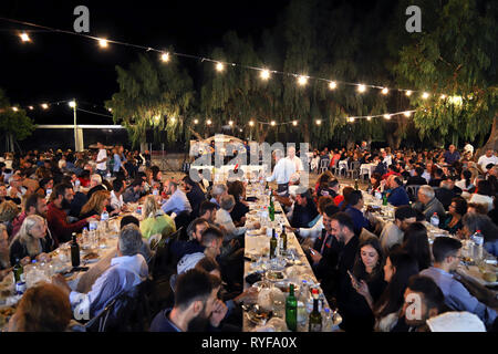 Fiesta traditionnelle crétoise à Sitanos, un magnifique village de montagne dans la municipalité de Sitia, Crète, Grèce. Banque D'Images