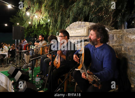 Fiesta traditionnelle crétoise à Sitanos, un magnifique village de montagne dans la municipalité de Sitia, Crète, Grèce. Banque D'Images