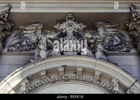 Un close-up vue extérieure sur une composition sculpturale au-dessus de l'entrée de Berliner Dom, également connu sous le nom de la cathédrale de Berlin, dans la ville historique d'être Banque D'Images