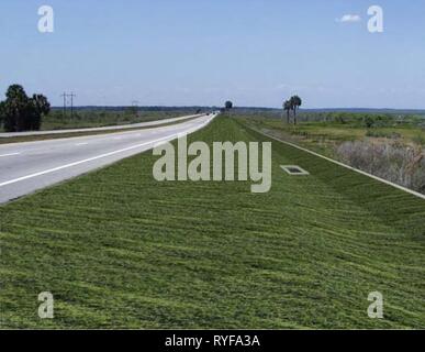 Effets potentiels de mortalité routière et la fragmentation de l'habitat sur une population de tortues peintes dans le Montana E9SRC35D-17E7-4C00-9213-03EFBB0C4692 Année : 2006 du projet non liées à la faune de l'atténuation, y compris la reconstruction de l'épaule, de la pente et du drainage des modifications, et une promenade pour les personnes s'arrêtant pour voir la faune de la préserver a été inclus. Une préoccupation dans l'emplacement de la barrière a été que les véhicules pourraient aller sur le mur de lèvres, rendant plus difficile l'intervention d'urgence ainsi que les véhicules sont plus difficiles à voir sur la route. Dans inclinée et large de zones de réduction Banque D'Images