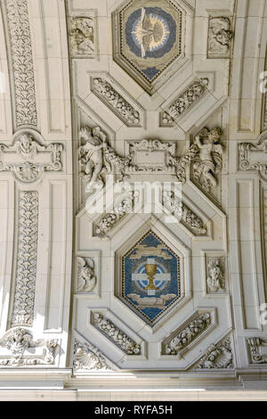 Une photo en gros plan de détails architecturaux sur le plafond dans l'arche du Berliner Dom, également connu sous le nom de la cathédrale de Berlin Banque D'Images