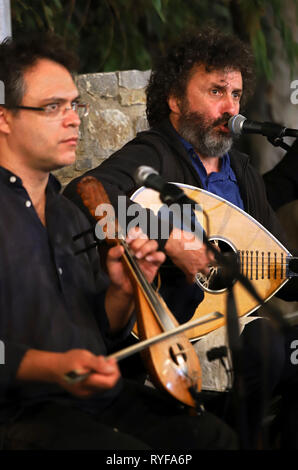 Fiesta traditionnelle crétoise à Sitanos, un magnifique village de montagne dans la municipalité de Sitia, Crète, Grèce. Banque D'Images