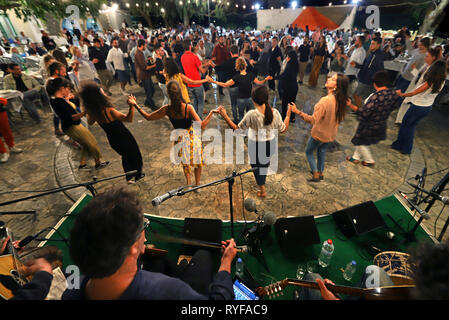 Fiesta traditionnelle crétoise à Sitanos, un magnifique village de montagne dans la municipalité de Sitia, Crète, Grèce. Banque D'Images