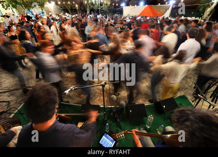 Fiesta traditionnelle crétoise à Sitanos, un magnifique village de montagne dans la municipalité de Sitia, Crète, Grèce. Banque D'Images