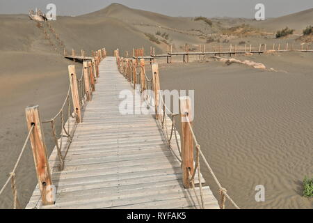 Promenades en bois-passerelles pour visiter le Rawak Stupa. Taklamakan Desert-Xinjiang-Chine-0018 Banque D'Images