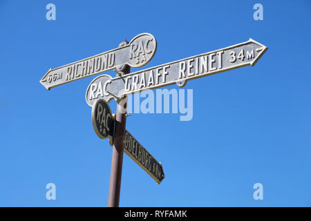 Des flèches ci-dessous à l'intersection du village à Karoo donnant des directions de Nieu Bethesda, Afrique du Sud - Mars 2019 Banque D'Images