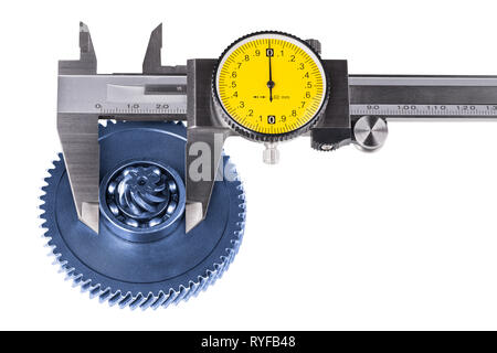 Mesure de diamètre de la roue dentée par étrier. Isolé sur fond blanc. Outil de mesure de couleur argentée. Cadran rond jaune. Metal Gear, roulement à billes.Qualité. Banque D'Images
