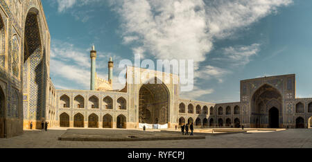 Vue panoramique de Shah Abbas Mosquée, site du patrimoine de l'unesco, à l'intérieur de cour avec iwans, Ispahan, Iran Banque D'Images