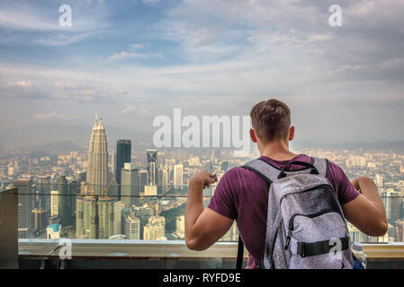 Touriste avec un sac à dos bénéficie de la vue panoramique de la ville de Kuala Lumpur Banque D'Images