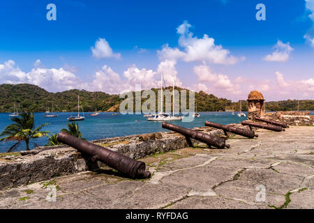 Vieux canons dans les ruines à Portobelo, Panama, Colon Provnce Banque D'Images