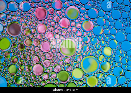 Magnifique cadre des bulles colorées. Décor naturel. Banque D'Images