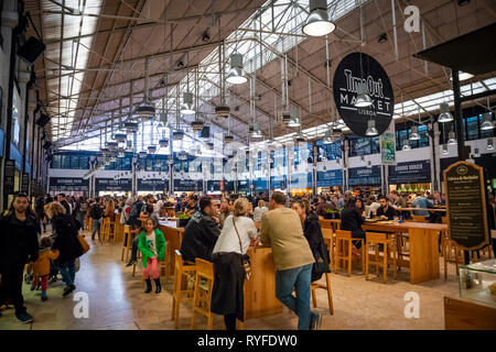 Le marché alimentaire Mercado da Ribeira à Lisbonne, Portugal Banque D'Images