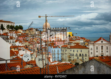 Antennes TV obscurcissant la vue sur Lisbonne et le Tage, Portugal Banque D'Images