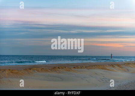 Les couleurs pastel dans la lumière du soleil tôt le matin de la plage peu après que le soleil s'est levé. Banque D'Images