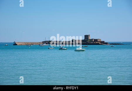 Vue sur St Aubin's Fort, vu de St Aubin sur l'île de Jersey, dans la Manche Banque D'Images