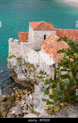 La petite église de Saint Sava, dans la vieille ville de Budva depuis les remparts de la Citadelle, le Monténégro Banque D'Images