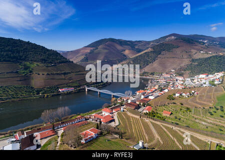 Vue aérienne du village de Pinhao avec vignobles en terrasses et la rivière Douro, au Portugal ; le concept pour un voyage au Portugal et plus beaux endroits je Banque D'Images