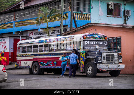 Diablo Rojo bus dans Portobelo, Panama, Colon Provnce Banque D'Images