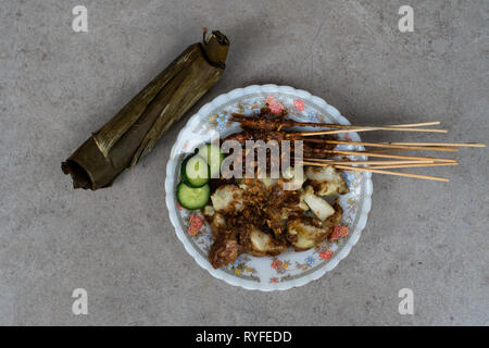 Satay de poulet avec riz cake (lontong), une nourriture que vous pouvez trouver partout dans la rue. Banque D'Images