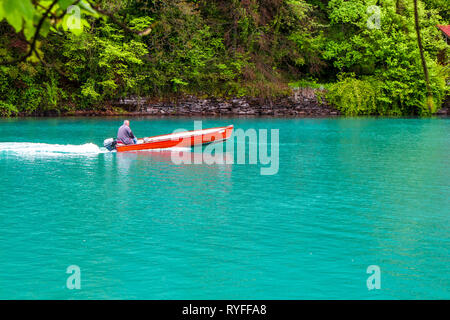 Un homme de la voile d'un bateau dans le lac de Thoune, Interlaken, Suisse Banque D'Images