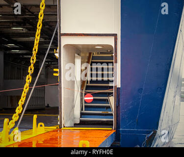 Ferry boat ramp abaissé à port avec pas d'entrée sighn pour voitures et passagers. Le point de droit. Banque D'Images