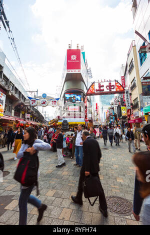 Tokyo, Japon - 20 octobre 2018 : les touristes shopping au marché Ameyoko à Tokyo au Japon.C'est un nouveau marché dans le quartier de Taito à Tokyo, Japon, situé à sw Banque D'Images