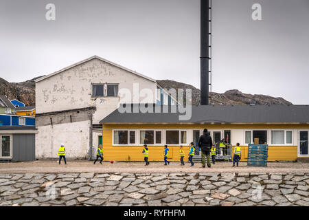 Les enfants de l'école portant des gilets haute visibilité, Qaqortoq, Sud du Groenland Banque D'Images