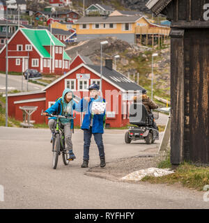 Les enfants à l'extérieur, Qaqortoq, Sud du Groenland Banque D'Images