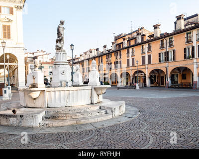 BRESCIA, ITALIE - février 21, 2019 : les gens près de la fontaine Fontana dell'abbondanza sur place Piazza del Mercato (Place du Marché) dans la ville de Brescia, Lombard Banque D'Images