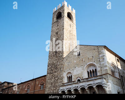 Voyage d'Italie - façades de l'ancien hôtel de ville Broletto, tour Torre del Pegol, maison médiévale Loggia delle Grida sur place Piazza Paolo VI (Piazza del Du Banque D'Images