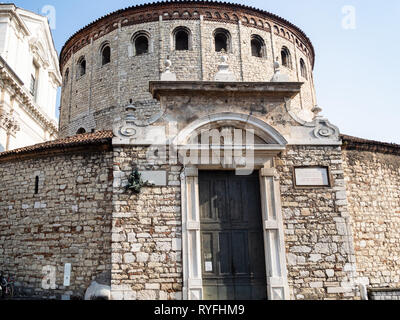 Voyage d'Italie - Duomo vecchio (la vieille cathédrale, le Rotonda, Concattedrale invernale di Santa Maria Assunta) sur place Piazza Paolo VI (Piazza del Duo Banque D'Images