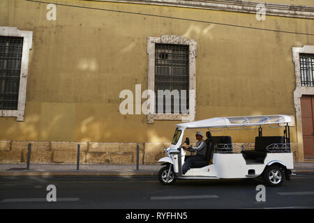 Lisbonne, Portugal - 11 novembre, 2017. Rue voiture militaire et maison de la vieille ville, Lisbonne, Portugal. Banque D'Images