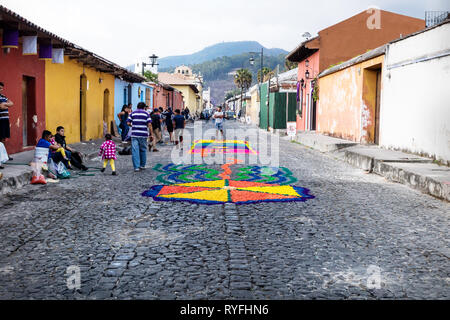 Antigua, Guatemala - 23 mars 2018 : maisons colorées avec des tapis de fleurs colorées alfombre sur les rues pavées Banque D'Images