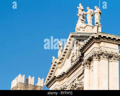 Voyage d'Italie - fronton de Duomo Nuovo (la nouvelle Cathédrale, Cathédrale estiva di Santa Maria Assunta) et le haut de la tour place Piazza Broletto sur Pao Banque D'Images