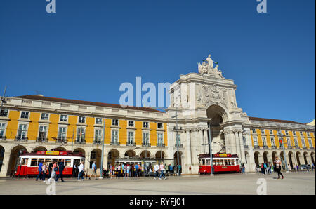 Praca do Comercio-Commercial Square,monument historique connu sous le nom de Terreiro do Paco avec Arco da Rua Augusta et collines tramways à la visite de Lisbonne, Portugal Banque D'Images