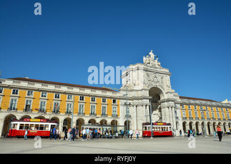 Praca do Comercio-Commercial Square,monument historique connu sous le nom de Terreiro do Paco avec Arco da Rua Augusta et collines tramways à la visite de Lisbonne, Portugal Banque D'Images