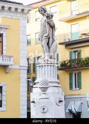 Voyage d'Italie - statue de fontaine Fontana dell'abbondanza sur place Piazza del Mercato (Place du Marché) dans la ville de Brescia, Lombardie Banque D'Images