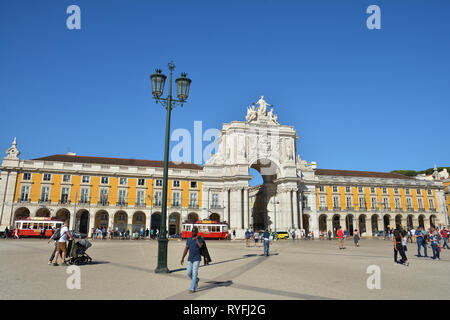 Praca do Comercio-Commercial Square,monument historique connu sous le nom de Terreiro do Paco avec Arco da Rua Augusta et collines tramways à la visite de Lisbonne, Portugal Banque D'Images