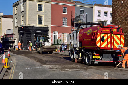 Œuvres de resurfaçage des routes avec des machines utilisées dans le procédé, England, UK Banque D'Images