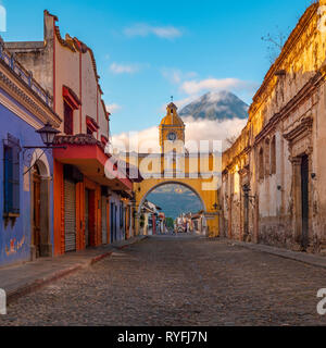 Le paysage urbain de volcan Agua et Antigua, rue Main au lever du soleil avec le passage de Santa Catalina en architecture de style colonial, au Guatemala. Banque D'Images