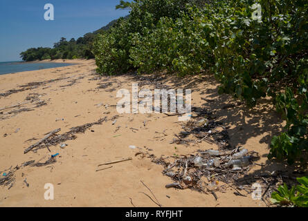 Sacs en plastique,pailles et bouteilles entraînant une pollution dans les plages de l'île de Langkawi, Malaisie,Asia Banque D'Images